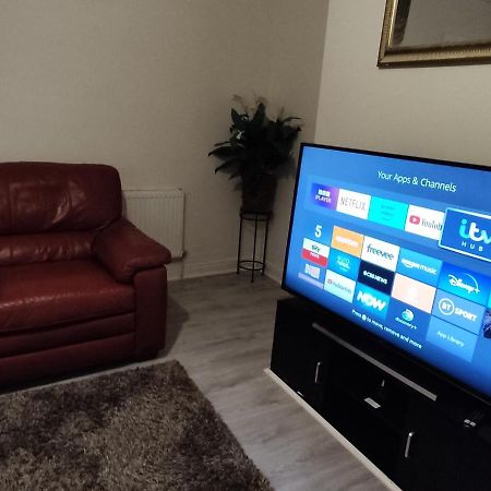 Cheerful 2-Bedroom Home With Off Street Parking Blackpool Luaran gambar