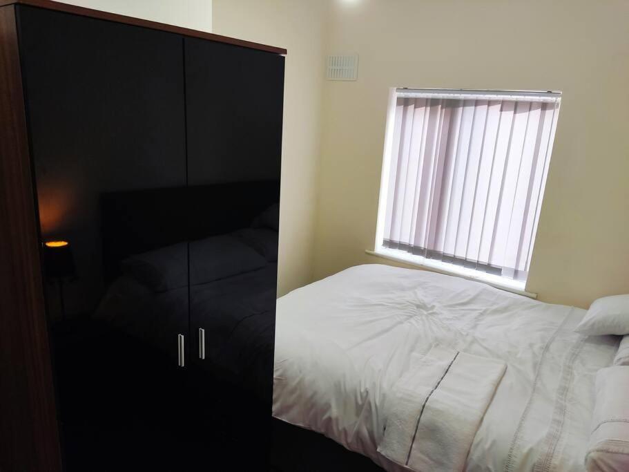 Cheerful 2-Bedroom Home With Off Street Parking Blackpool Luaran gambar