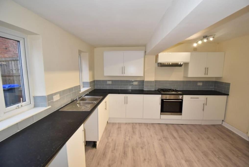 Cheerful 2-Bedroom Home With Off Street Parking Blackpool Luaran gambar
