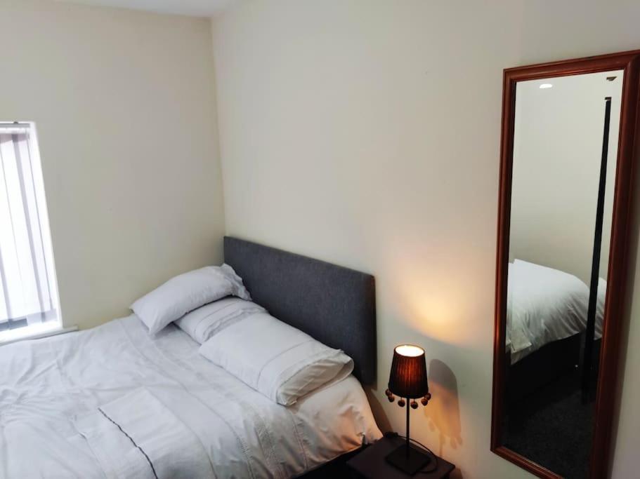 Cheerful 2-Bedroom Home With Off Street Parking Blackpool Luaran gambar