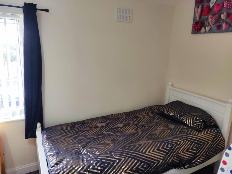 Cheerful 2-Bedroom Home With Off Street Parking Blackpool Luaran gambar