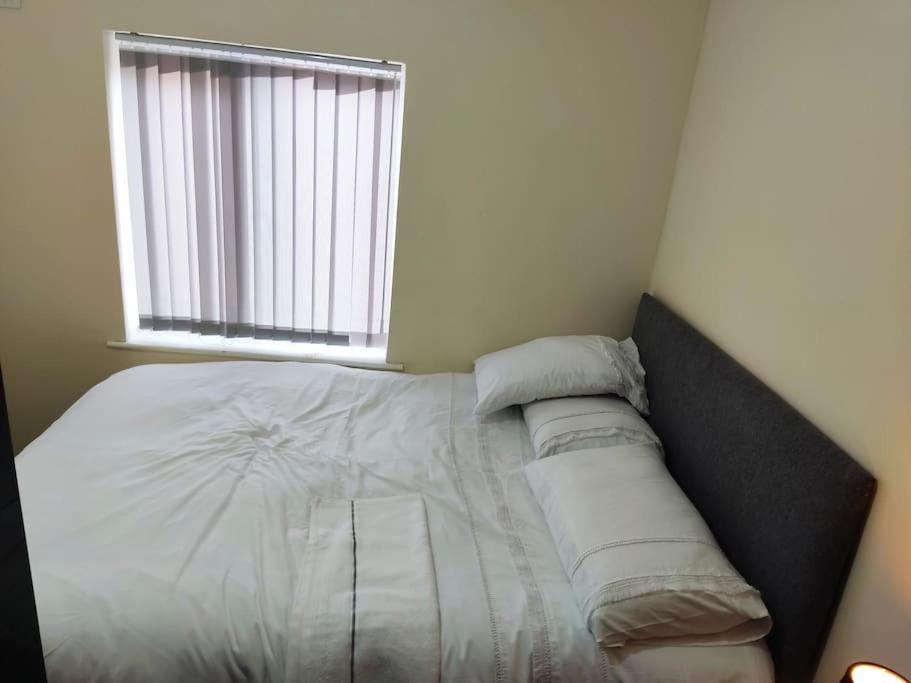 Cheerful 2-Bedroom Home With Off Street Parking Blackpool Luaran gambar