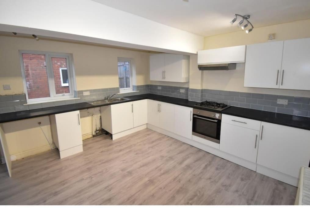 Cheerful 2-Bedroom Home With Off Street Parking Blackpool Luaran gambar