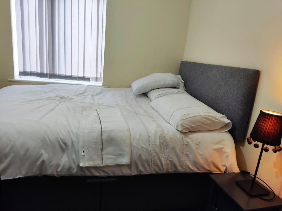 Cheerful 2-Bedroom Home With Off Street Parking Blackpool Luaran gambar