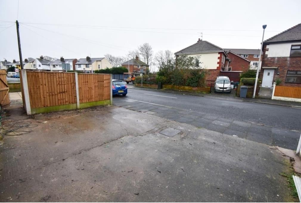 Cheerful 2-Bedroom Home With Off Street Parking Blackpool Luaran gambar
