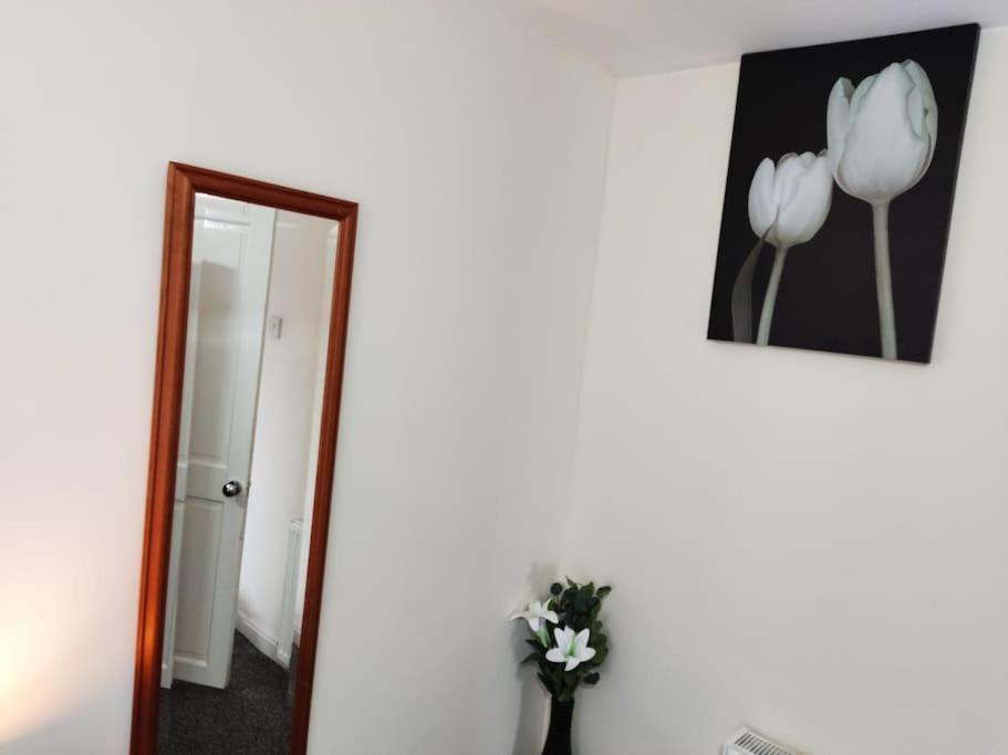Cheerful 2-Bedroom Home With Off Street Parking Blackpool Luaran gambar