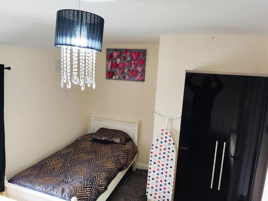 Cheerful 2-Bedroom Home With Off Street Parking Blackpool Luaran gambar