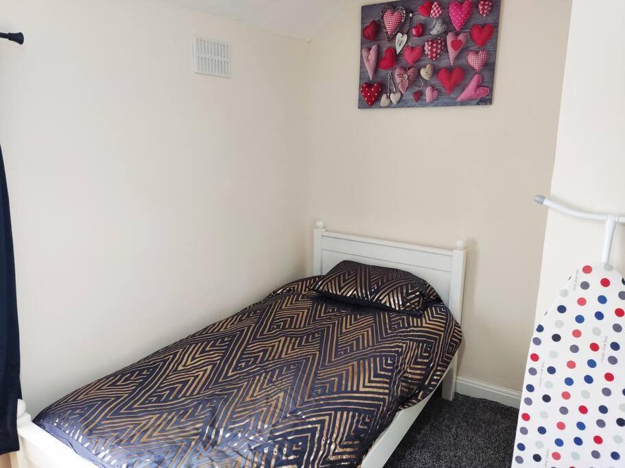Cheerful 2-Bedroom Home With Off Street Parking Blackpool Luaran gambar