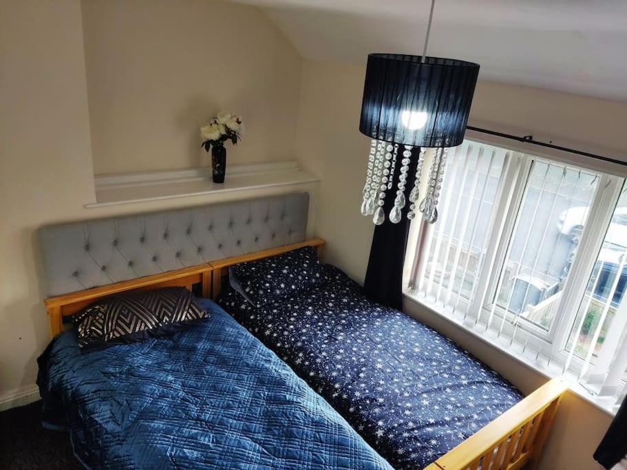 Cheerful 2-Bedroom Home With Off Street Parking Blackpool Luaran gambar