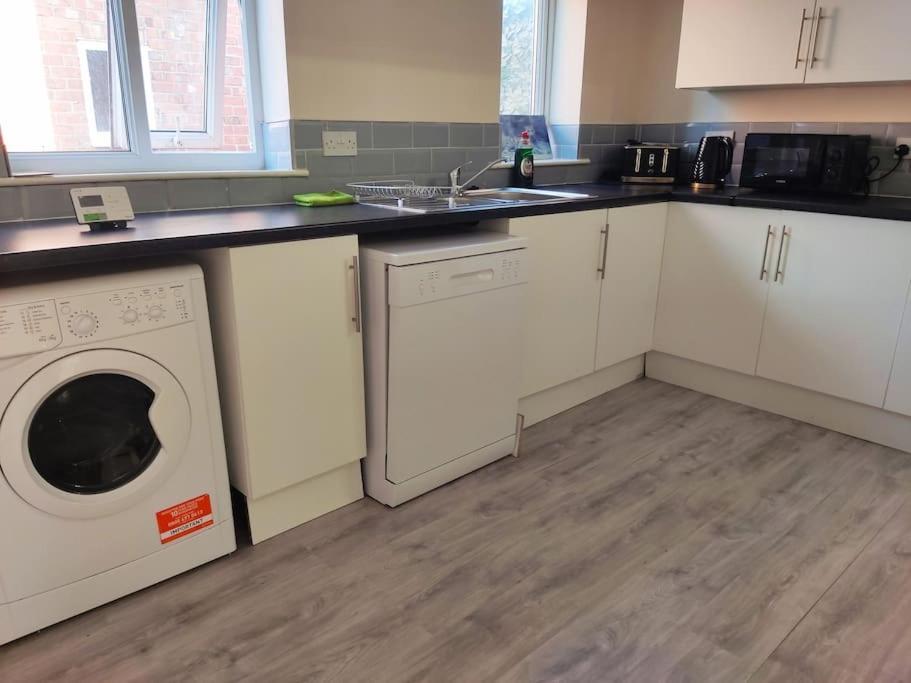 Cheerful 2-Bedroom Home With Off Street Parking Blackpool Luaran gambar