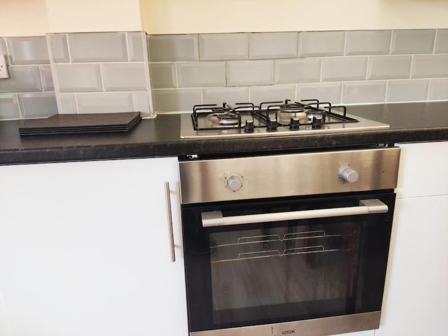 Cheerful 2-Bedroom Home With Off Street Parking Blackpool Luaran gambar