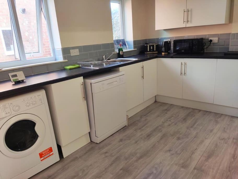 Cheerful 2-Bedroom Home With Off Street Parking Blackpool Luaran gambar