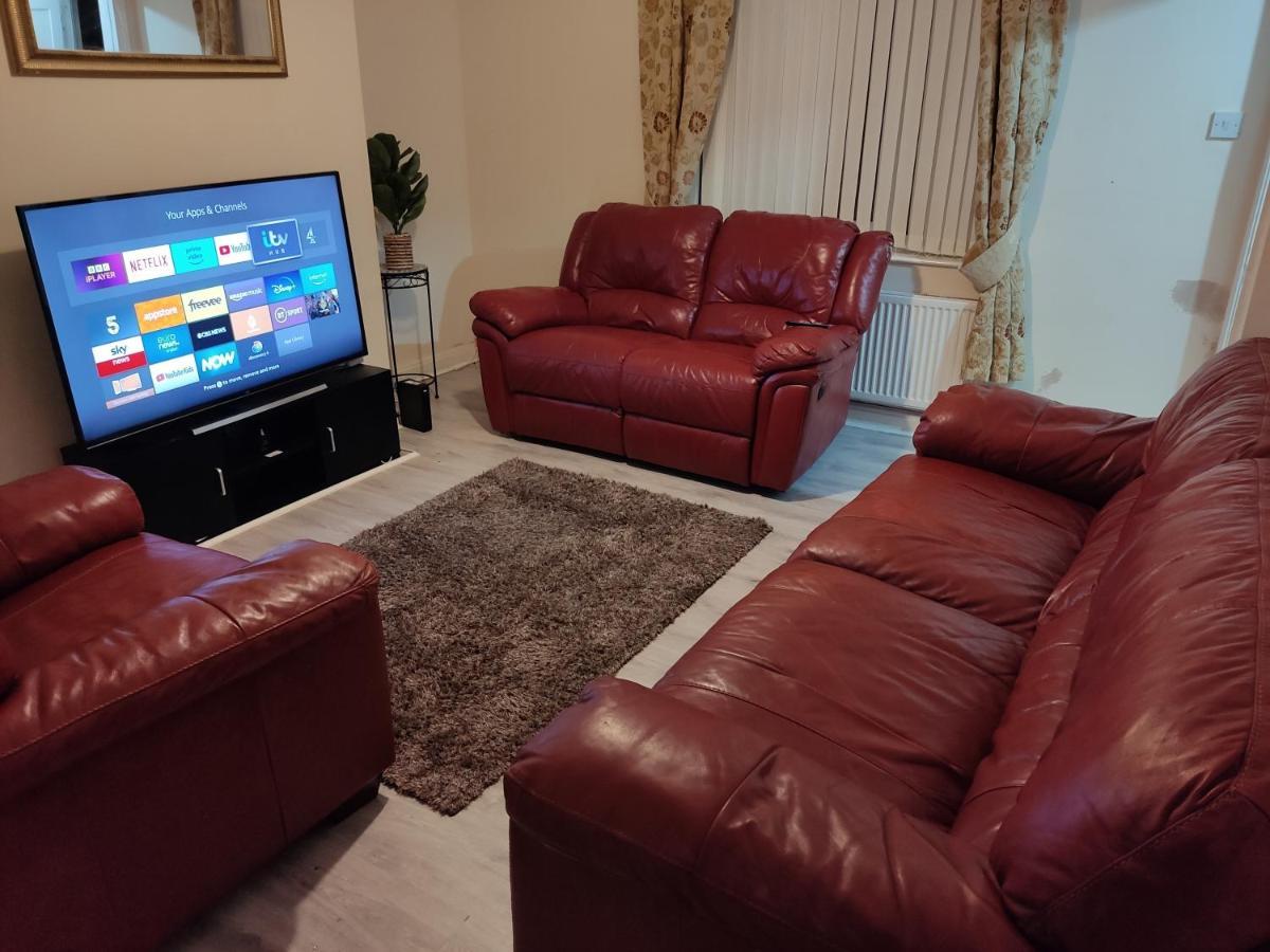 Cheerful 2-Bedroom Home With Off Street Parking Blackpool Luaran gambar