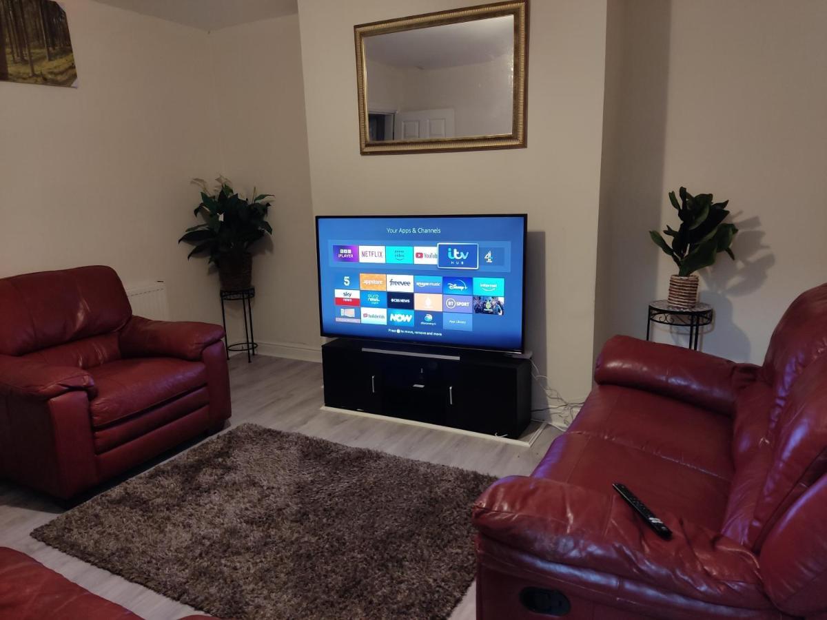 Cheerful 2-Bedroom Home With Off Street Parking Blackpool Luaran gambar