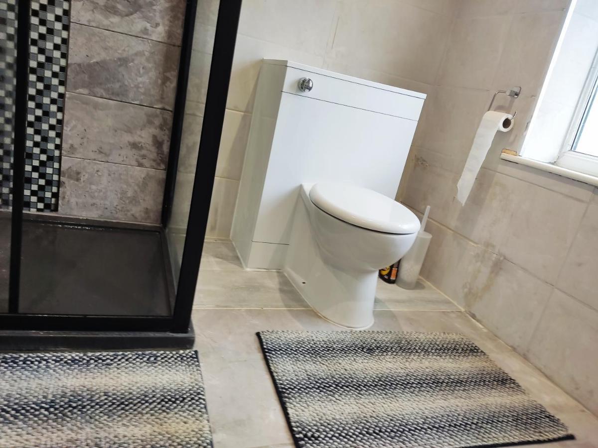 Cheerful 2-Bedroom Home With Off Street Parking Blackpool Luaran gambar